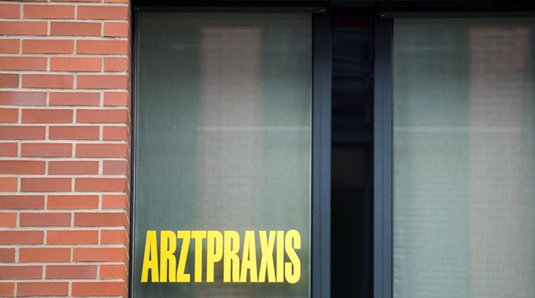 «Arztpraxis» steht an einem Fenster in Dresden. Foto: Arno Burgi/dpa-Zentralbild/dpa/Symbolbild