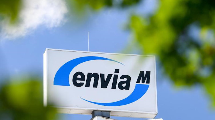 Das Logo des Energiedienstleisters EnviaM dreht sich auf dem Dach der Unternehmenszentrale. Foto: Hendrik Schmidt/dpa-Zentralbild/dpa