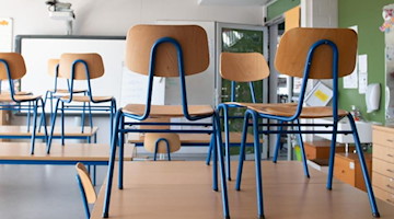 Stühle stehen in einem Klassenzimmer auf den Tischen. Foto: Sebastian Kahnert/dpa-Zentralbild/dpa/Symbolbild