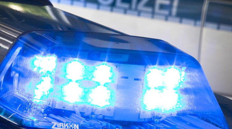 Ein Blaulicht auf dem Dach eines Polizeiwagens. Foto: Friso Gentsch/dpa/Illustration