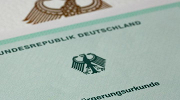 Eine Einbürgerungsurkunde der Bundesrepublik Deutschland liegt auf einem Tisch. Foto: Fernando Gutierrez-Juarez/dpa-Zentralbild/dpa