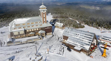 Eine Schneeschicht liegt auf dem Gipfel des Fichtelbergs. Foto: Jan Woitas/dpa-Zentralbild/dpa/Archivbild