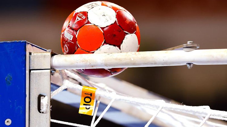 Ein Handball liegt auf einem Tor. Foto: Frank Molter/dpa/Symbolbild
