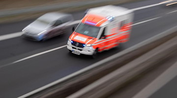 Ein Rettungswagen fährt über eine Autobahn. Foto: Julian Stratenschulte/dpa/Symbolbild