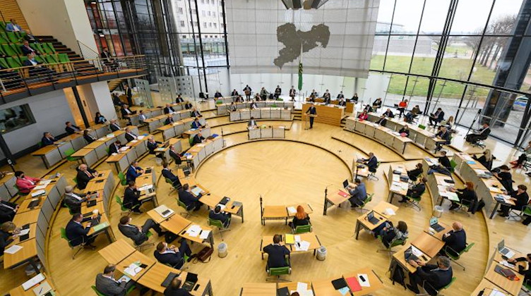 Die Abgeordneten sitzen im Sächsischen Landtag. Foto: Robert Michael/dpa-Zentralbild/dpa/Archivbild