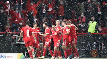 Unions Timo Baumgartl (M) feiert zusammen mit seinen Teamkollegen seinen Treffer zum 2:1. / Foto: Andreas Gora/dpa