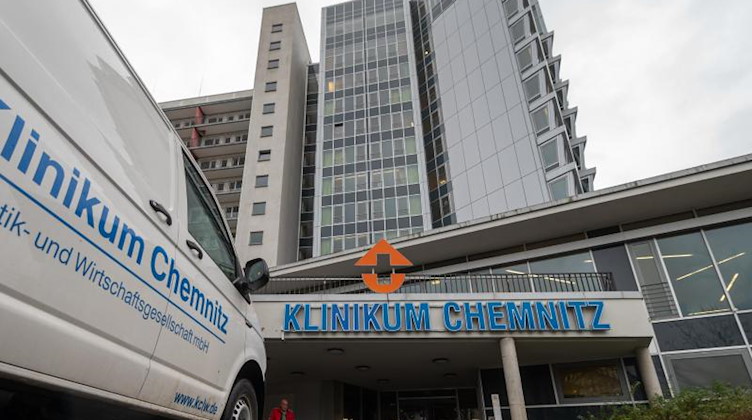 Blick auf den Haupteingang des Klinikum Chemnitz. Foto: Hendrik Schmidt/dpa-Zentralbild/dpa/Archivbild
