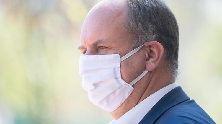 Dirk Hilbert, Oberbürgermeister der Stadt Dresden, trägt eine Atemschutzmaske. Foto: Ronald Bonss/dpa-Zentralbild/dpa/Archivbild