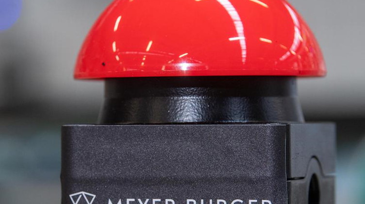 Auf einem Schalter im Werk der Meyer Burger Technology AG in Freiberg steht der Name des Konzerns. Foto: Hendrik Schmidt/dpa-Zentralbild/dpa/Archivbild