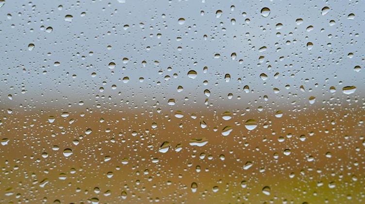 Wassertropfen sind an einer Autoscheibe nach einem Regenschauer zu sehen. Foto: Patrick Pleul/dpa-Zentralbild/ZB/Symbolbild