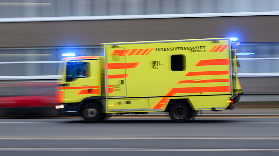 Ein Rettungswagen mit Blaulicht im Einsatz. / Foto: Robert Michael/dpa-Zentralbild/dpa/Symbolbild