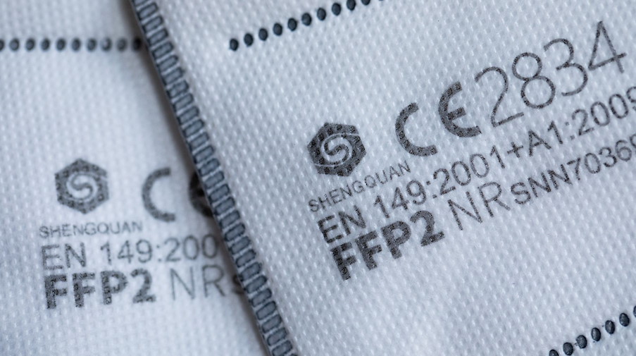 FFP2-Masken mit CE-Zertifizierung liegen auf einem Tisch. / Foto: Rolf Vennenbernd/dpa/Illustration