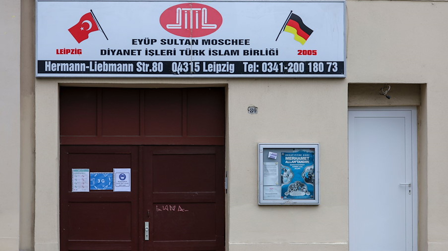 Ein Schild hängt über der Ditib Eyüp Sultan Moschee im Leipziger Osten. / Foto: Jan Woitas/dpa-Zentralbild/dpa