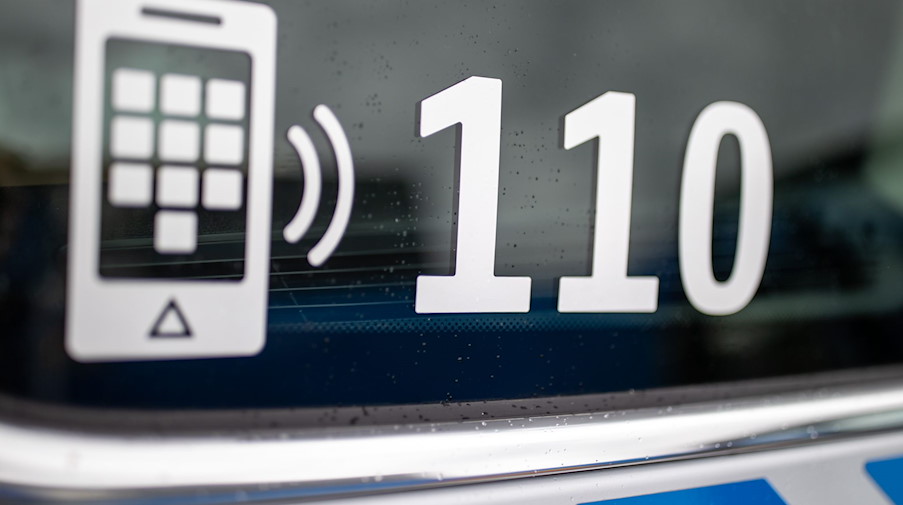 Der Nummer des Polizeinotrufs 110 steht auf der Scheibe eines Polizeifahrzeugs. / Foto: Daniel Karmann/dpa/Symbolbild