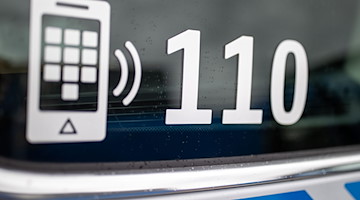 Der Nummer des Polizeinotrufs 110 steht auf der Scheibe eines Polizeifahrzeugs. / Foto: Daniel Karmann/dpa/Symbolbild