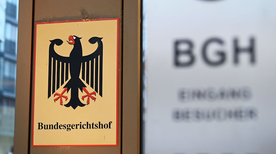 Ein Hinweisschild mit Bundesadler und dem Schriftzug Bundesgerichtshof vor dem BGH. / Foto: Uli Deck/dpa/Archivbild