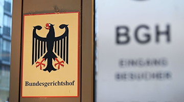 Ein Hinweisschild mit Bundesadler und dem Schriftzug Bundesgerichtshof vor dem BGH. / Foto: Uli Deck/dpa/Archivbild