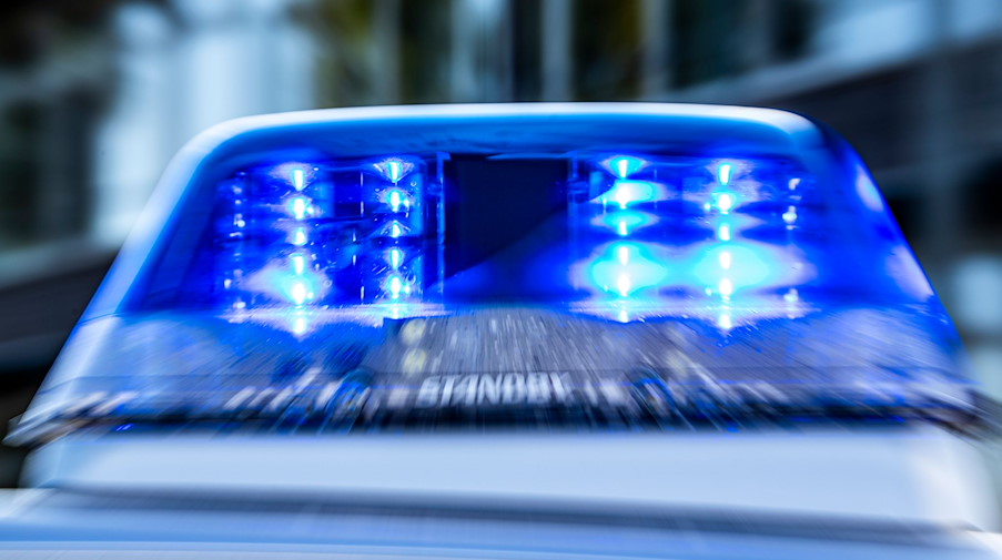 Das Blaulicht an einem Polizeiwagen blinkt. / Foto: David Inderlied/dpa/Illustration