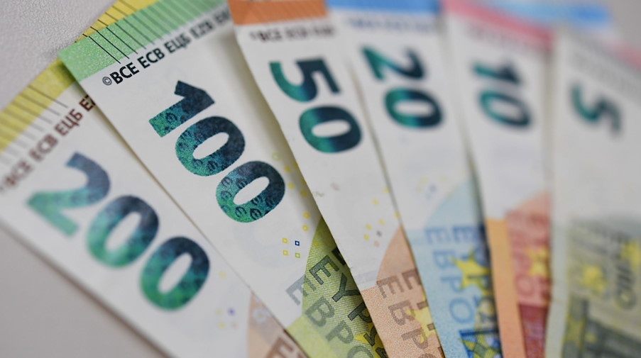 Banknoten liegen aufgefächert auf einem Tisch. / Foto: Arne Dedert/dpa/Symbolbild