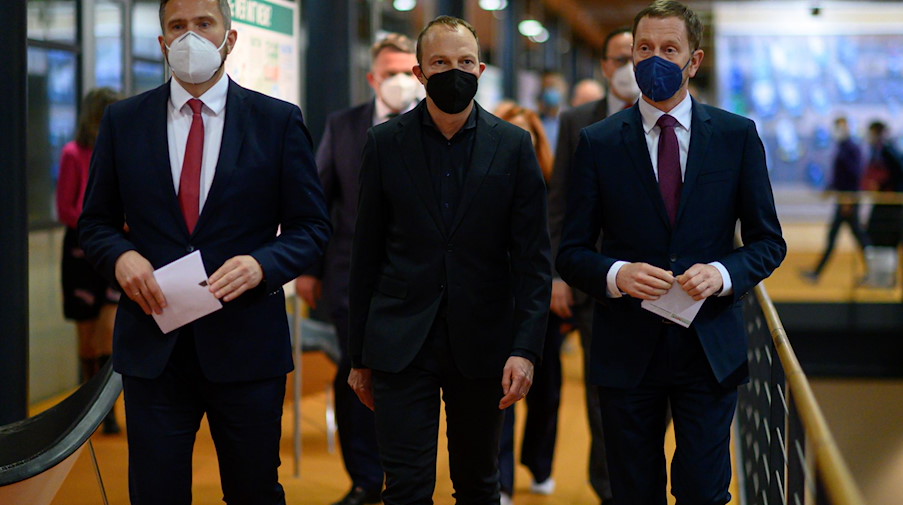 (r-l) Michael Kretschmer (CDU), Wolfram Günther (Bündnis90/Die Grünen), Martin Dulig (SPD). / Foto: Robert Michael/dpa-Zentralbild/dpa/Archivbild