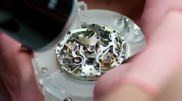 Ein Uhrmacher arbeitet an einem Uhrwerk. / Foto: Oliver Killig/dpa-Zentralbild/dpa/Symbolbild