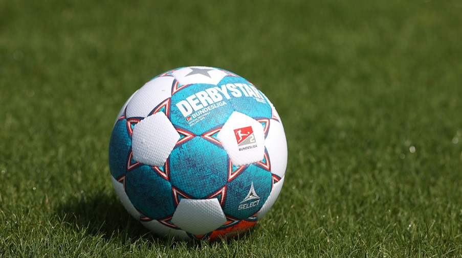 Der Spielball der Saison 2021/2022 der 2. Bundesliga liegt auf dem Rasen. / Foto: Guido Kirchner/dpa/Symbolbild