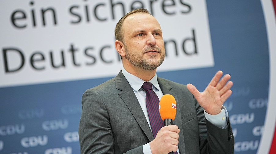 Peter Neumann während einer Pressekonferenz im Konrad-Adenauer-Haus. / Foto: Michael Kappeler/dpa