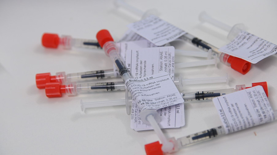 Spritzen mit einem Impfstoff gegen das Coronavirus liegen in einer Klinik auf dem Tisch. / Foto: Robert Michael/dpa-Zentralbild/dpa/Symbolbild