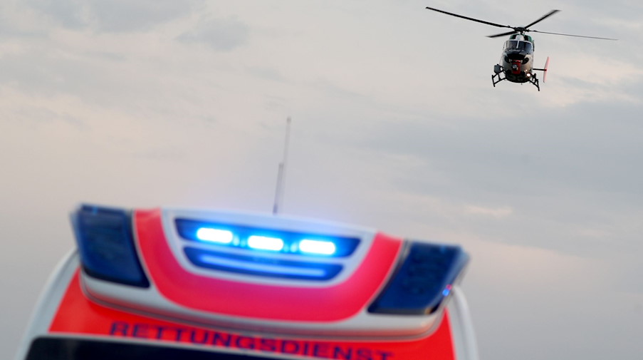Ein Hubschrauber fliegt über einem Rettungswagen zu einem Unfallort. / Foto: Jan Woitas/dpa-Zentralbild/dpa/Symbolbild