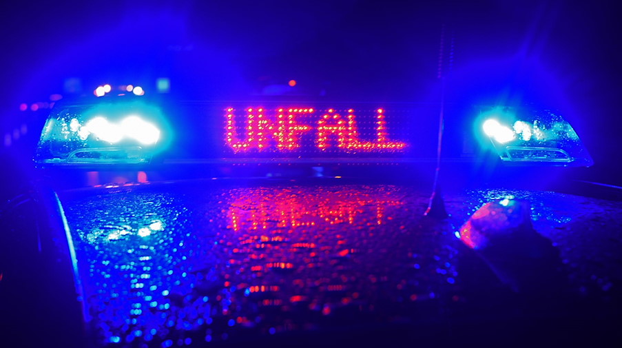 Der Schriftzug "Unfall" leuchtet zwischen zwei Blaulichtern auf dem Dach eines Polizeiwagens. / Foto: Stefan Puchner/dpa/Symbolbild