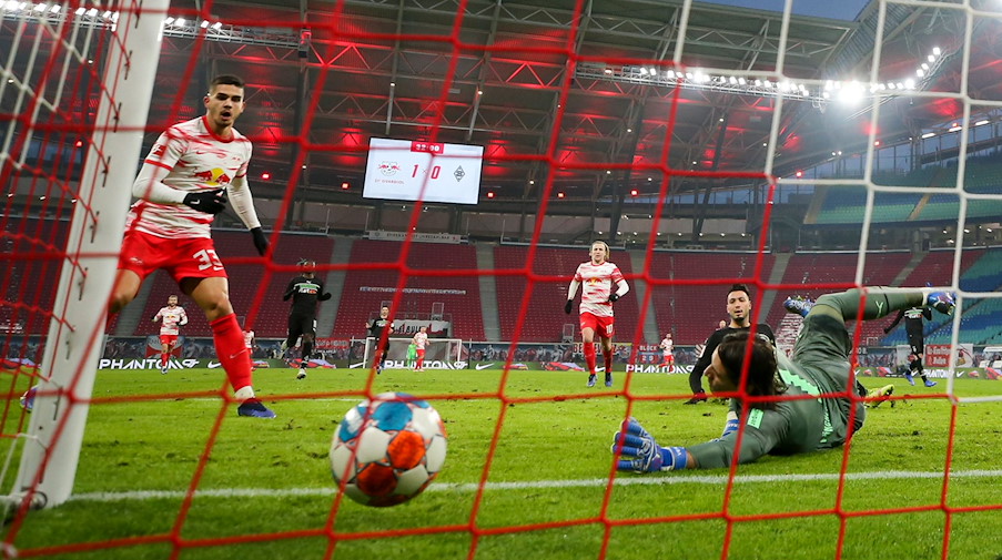Leipzigs André Silva trifft gegen Gladbachs Torwart Yann Sommer zum 2:0. / Foto: Jan Woitas/dpa-Zentralbild/dpa