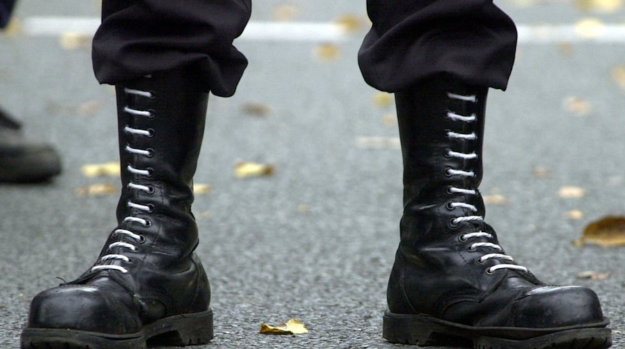 Springerstiefel eines Teilnehmers einer Demonstration der rechten Szene. / Foto: picture alliance / dpa/Archivbild