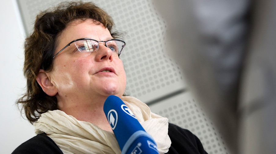 Die Linke-Politikerin Kerstin Köditz gibt ein Interview. / Foto: Arno Burgi/dpa-Zentralbild/dpa/Archivbild