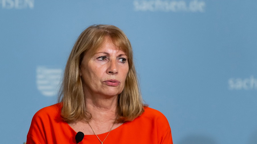 Petra Köpping (SPD), Gesundheitsministerin in Sachsen, vor der Presse. / Foto: Matthias Rietschel/dpa-Zentralbild/dpa