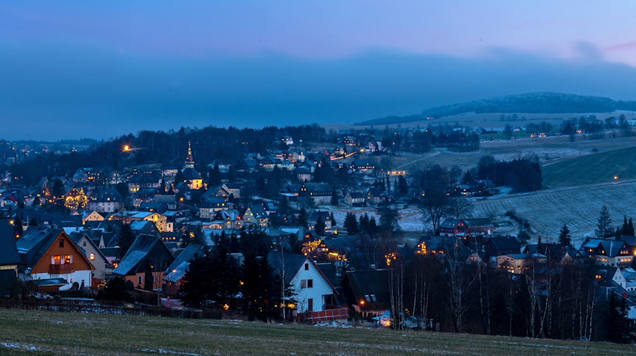 Die sogenannte Blaue Stunde legt sich über Seiffen mit seiner markanten Bergkirche. / Foto: Hendrik Schmidt/dpa-Zentralbild/dpa/Archivbild