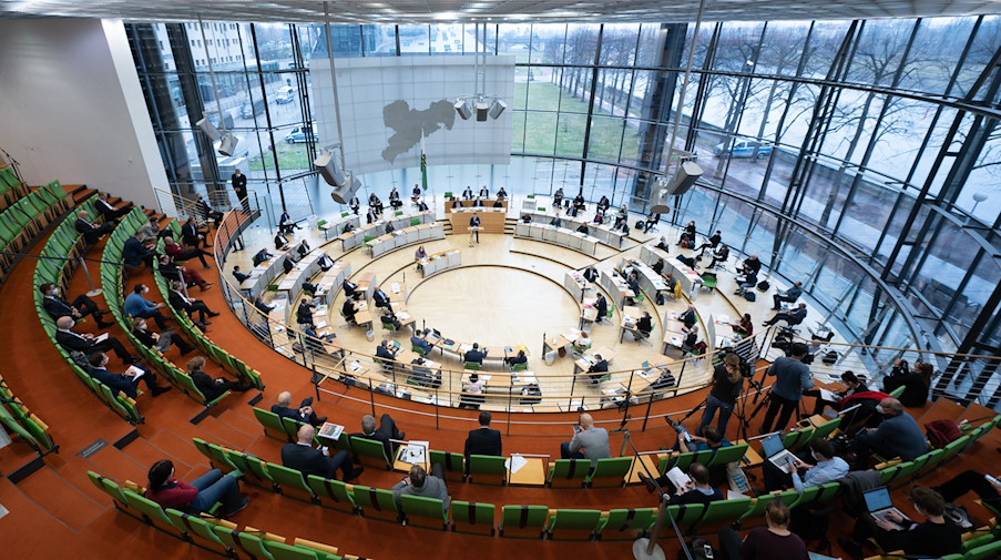 Abgeordnete nehmen an einer Sitzung im Landtag teil. / Foto: Sebastian Kahnert/dpa-Zentralbild/dpa/Archivbild