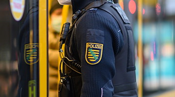Ein Polizist trägt das Landeswappen von Sachsen am Arm. / Foto: Robert Michael/dpa-Zentralbild/dpa/Symbolbild