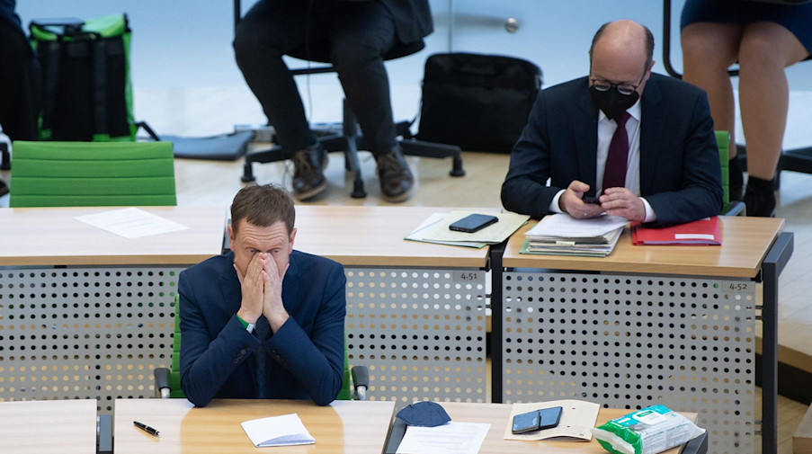 Michael Kretschmer (CDU, l), Ministerpräsident von Sachsen, und Oliver Schenk (CDU), Chef der Staatskanzlei in Sachsen, nehmen an der Sitzung im Landtag teil. / Foto: Sebastian Kahnert/dpa-Zentralbild/dpa