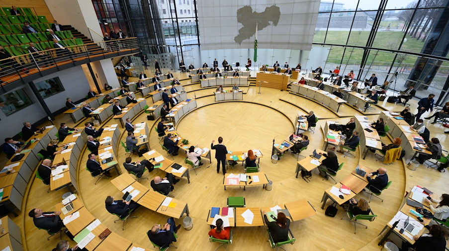 Abgeordnete sitzen im Plenarsaal des Landtags Sachsen. / Foto: Robert Michael/dpa-Zentralbild/dpa/Archivbild