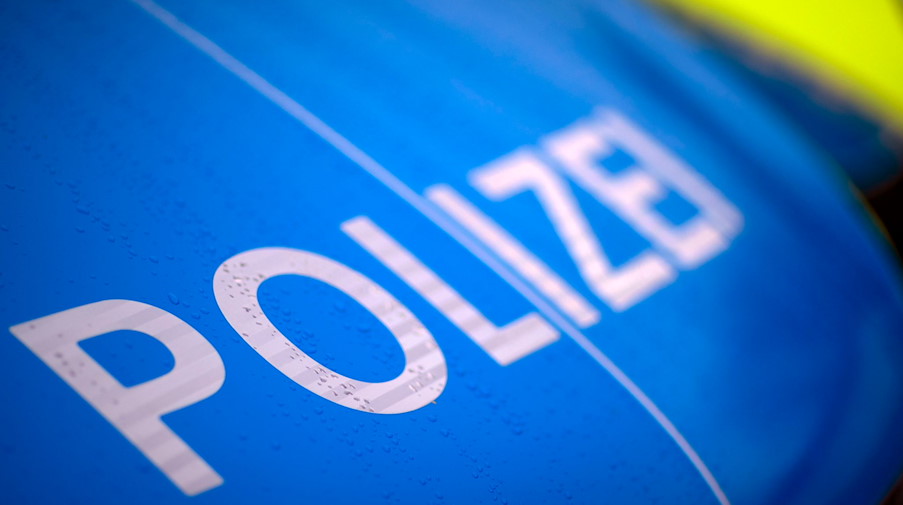 Der Schriftzug «Polizei» steht auf einem Streifenwagen. / Foto: Jens Büttner/dpa-Zentralbild/ZB/Symbolbild