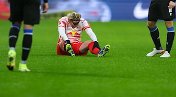 Leipzigs Spieler Emil Forsberg sitzt enttäuscht auf dem Rasen und lässt sich danach auswechseln. / Foto: Jan Woitas/dpa-Zentralbild/dpa
