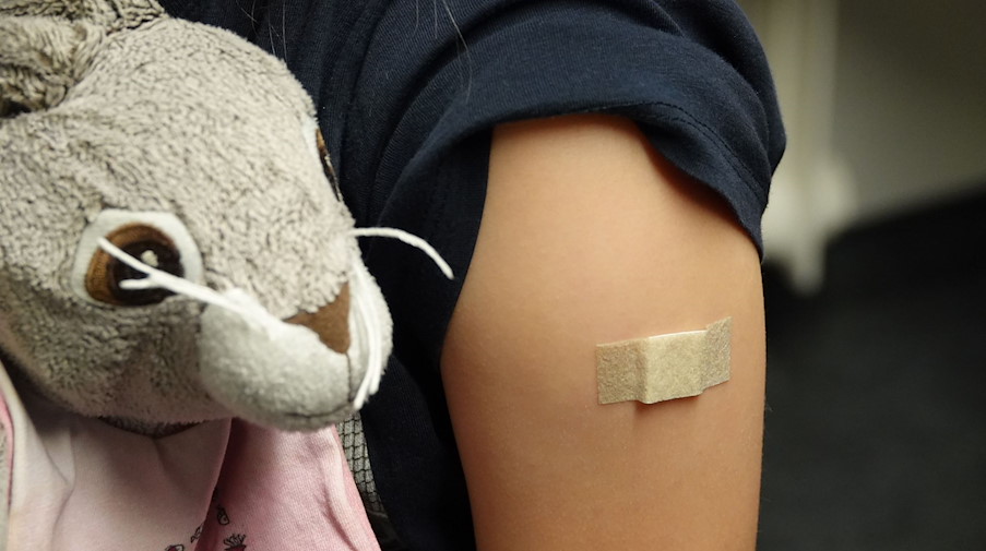 Ein Pflaster klebt nach einer Corona-Impfung auf dem Arm eines Mädchens. / Foto: Mona Wenisch/dpa/Symbolbild