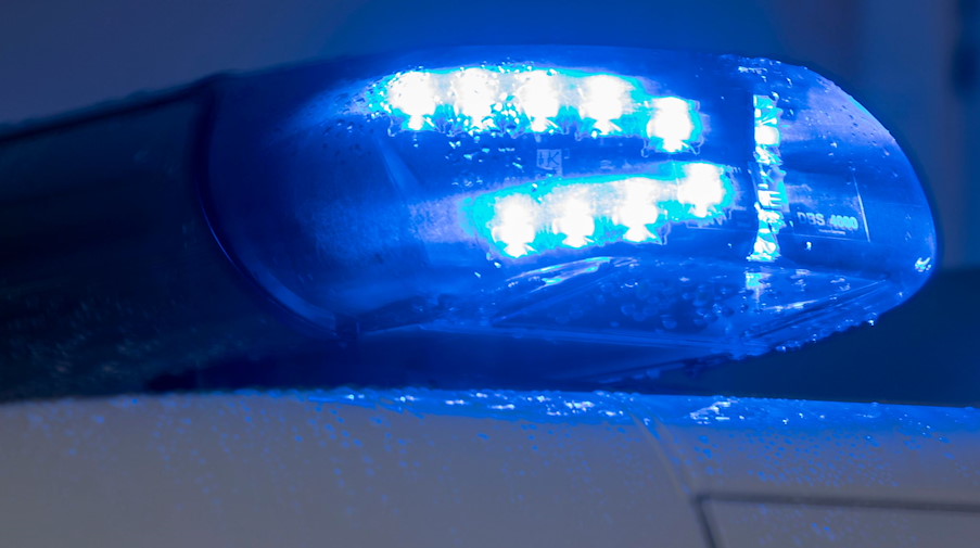 Ein Blaulicht leuchtet auf dem Dach eines Polizeiwagens. / Foto: Jens Büttner/dpa-Zentralbild/ZB/Symbolbild
