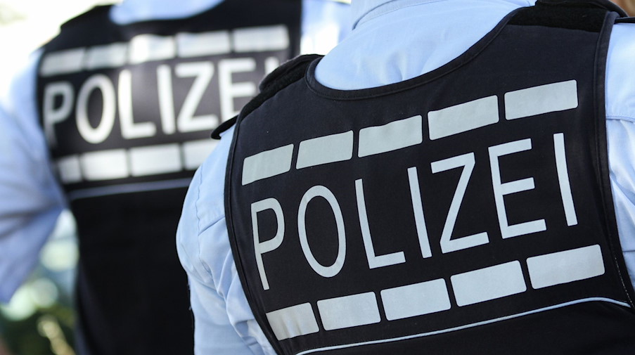 In Polizei-Westen gekleidete Polizisten. / Foto: Silas Stein/dpa/Symbolbild