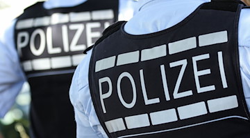 In Polizei-Westen gekleidete Polizisten. / Foto: Silas Stein/dpa/Symbolbild