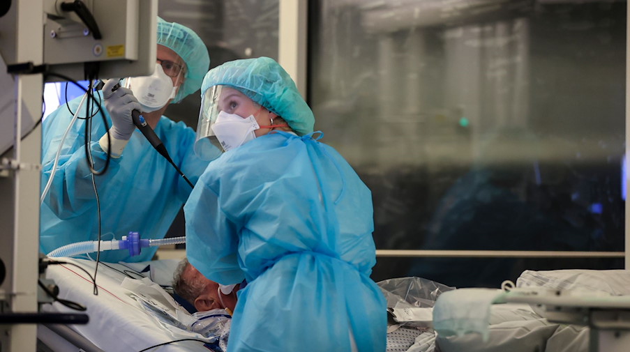 Ein Facharzt und eine Intensivpflegerin (r) intubieren einen Corona-Intensivpatienten in der Leipziger Uniklinik. / Foto: Jan Woitas/dpa-Zentralbild/dpa