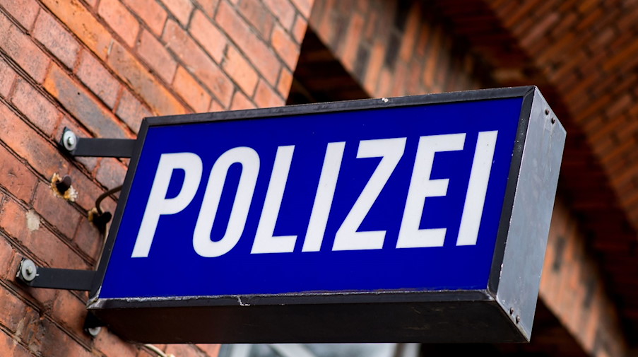 Der Schriftzug «Polizei» auf einem Schild am Gebäude einer Polizeiwache. / Foto: picture alliance / Hauke-Christian Dittrich/dpa/Symbolbild