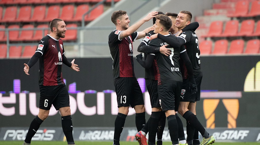 Die Spieler von Ingolstadt jubeln über ihren Treffer zum 3:0. / Foto: Matthias Balk/dpa