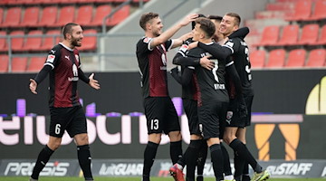 Die Spieler von Ingolstadt jubeln über ihren Treffer zum 3:0. / Foto: Matthias Balk/dpa
