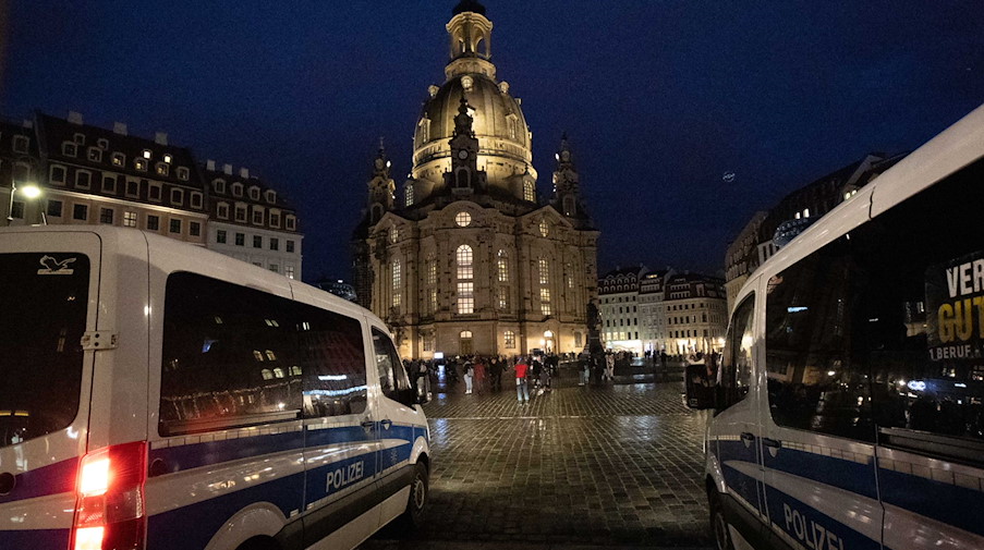 Zwei Streifenwagen der Polizei stehen auf dem Dresdner-Neumarkt. / Foto: Daniel Schäfer/dpa-Zentralbild/dpa